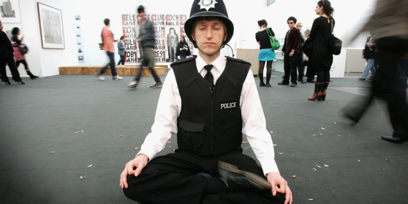 חוקר משטרה מתרגל מדיטציה טרנסנדנטלית